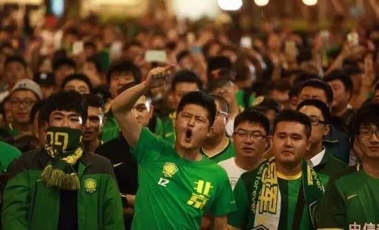 AC米兰主场溃败,球迷高呼教练下课    AC米兰主场溃败,球迷高呼教练下课